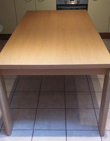 Eettafel groot lichte eik beschikbaar voor biedingen