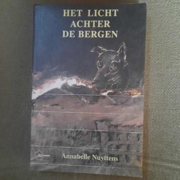 HET LICHT ACHTER DE BERGEN - ANNABELLE NUYTTENS beschikbaar voor biedingen