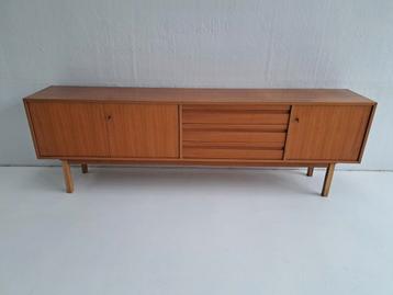 Vintage dressoir beschikbaar voor biedingen