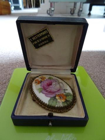 Ovale porseleinen broche uit 1946 in Limoges.  beschikbaar voor biedingen