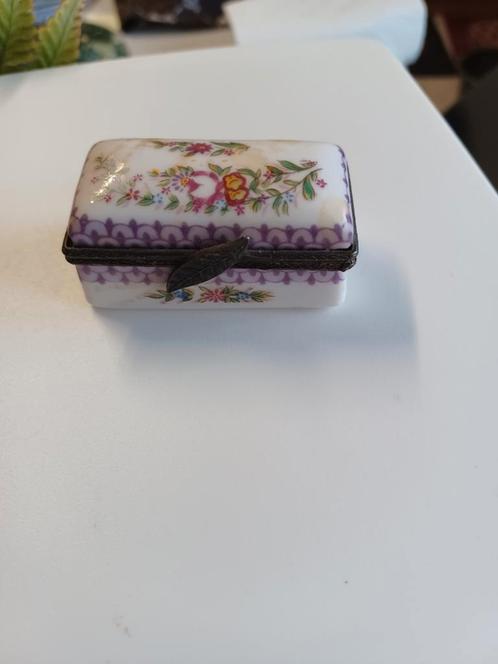 Boite miniature porcelaine, Antiquités & Art, Antiquités | Porcelaine, Enlèvement ou Envoi