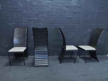 Exclusieve stalen stoelen beschikbaar voor biedingen