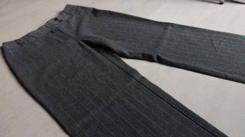 grijze broek met fijn verticaal streepje - Mango - 36, Kleding | Dames, Broeken en Pantalons, Zo goed als nieuw, Maat 36 (S), Grijs