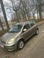 Toyota Yaris 151004km €2250, Auto's, Toyota, Stof, Handgeschakeld, Particulier, Zilver of Grijs