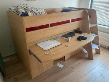 Hoogslaper met bureau en kasten en lades beschikbaar voor biedingen