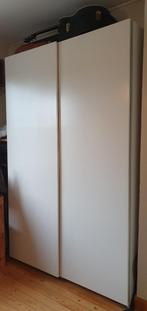 armoire d'emballage blanche à portes coulissantes d'une capa, Avec tiroir(s), 100 à 150 cm, 200 cm ou plus, 25 à 50 cm