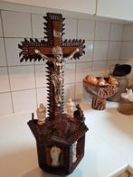 Tramp art kruis met bisquit beeldjes, Antiek en Kunst, Antiek | Religieuze voorwerpen, Ophalen