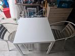 Te koop: Moderne witte tafel met twee stoelen, Ophalen, Zo goed als nieuw