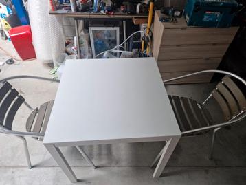 Te koop: Moderne witte tafel met twee stoelen beschikbaar voor biedingen