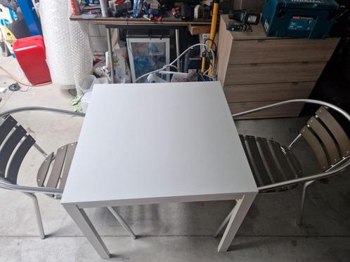 Te koop: Moderne witte tafel met twee stoelen, Tuin en Terras, Tuinsets en Loungesets, Zo goed als nieuw, Ophalen