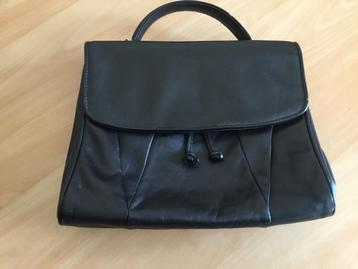 Zwart lederen handtasje met handvat beschikbaar voor biedingen