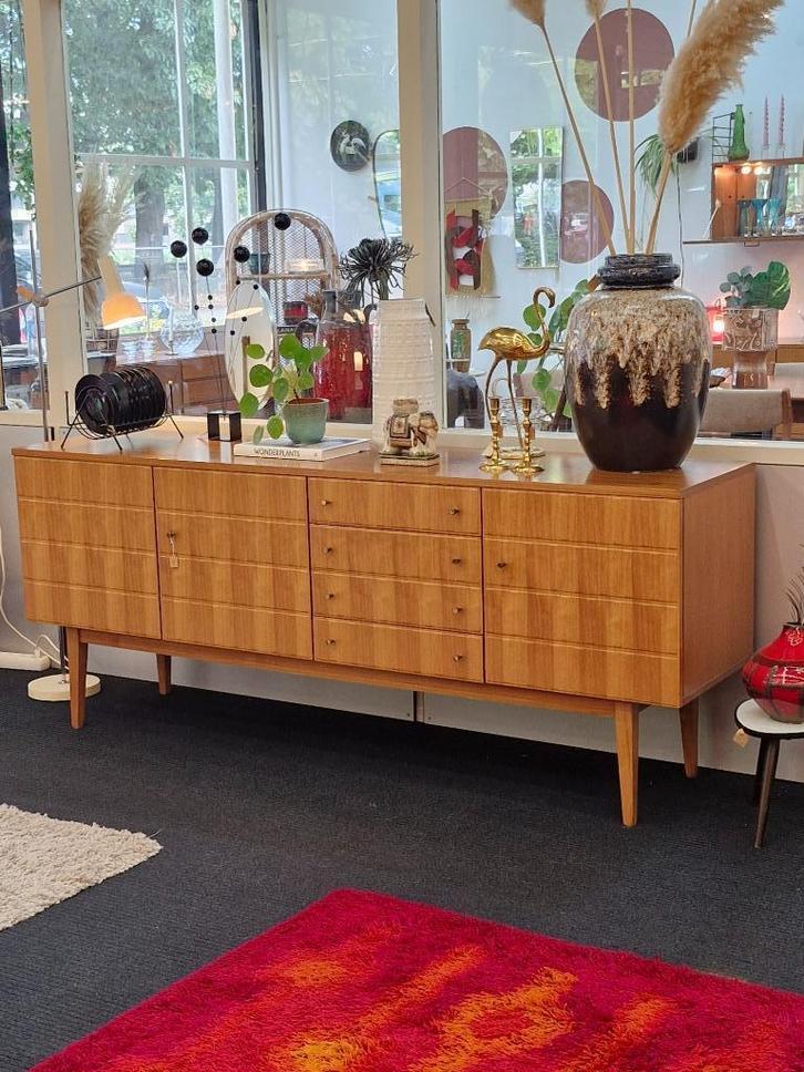 Groot vintage dressoir met kleine messing greepjes 70s, Huis en Inrichting, Kasten | Ladekasten, Gebruikt, 3 of 4 laden, Ophalen
