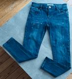 Blauwe jeans en een vleugje kleur in maat 38., Kleding | Dames, Spijkerbroeken en Jeans, Ophalen of Verzenden, Nieuw, Blauw, W30 - W32 (confectie 38/40)