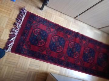 Rechthoekig tapijtje met franjes beschikbaar voor biedingen