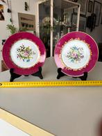 2 handgeschilderde porseleinen borden A Gillard., Ophalen