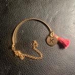 Bracelet jonc doré médaille « K » avec pompon rose, Enlèvement ou Envoi, Utilisé