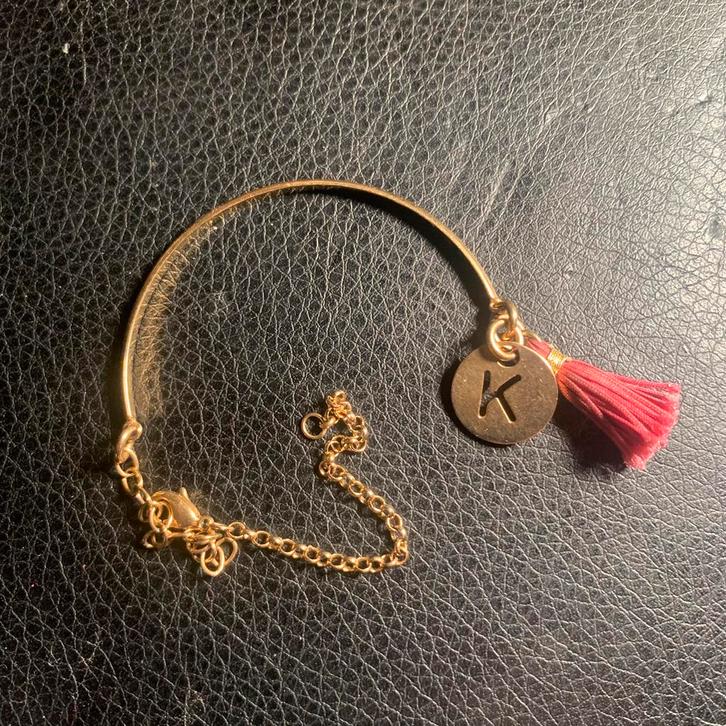 Bracelet jonc doré médaille « K » avec pompon rose, Bijoux, Sacs & Beauté, Bracelets, Utilisé, Enlèvement ou Envoi