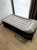Intex luchtbed, Caravanes & Camping, Matelas pneumatiques, Enlèvement, Pompe intégrée, Utilisé, 1 personne