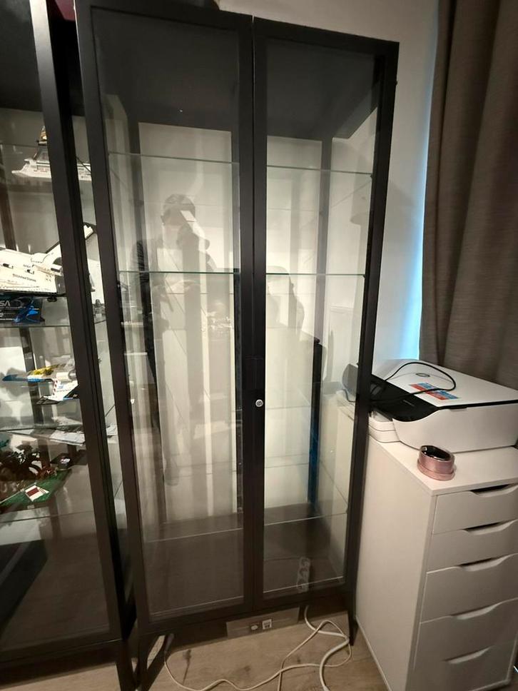 IKEA Milsbo glazen vitrine kast zwart, Huis en Inrichting, Kasten | Vitrinekasten, Nieuw, Glas, Ophalen
