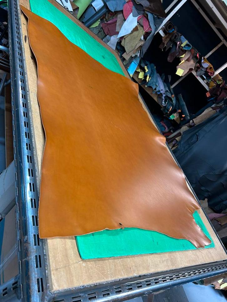 Groot cognac kleur hele tuigleer 2 mm dikte half soepel, Hobby en Vrije tijd, Stoffen en Lappen, Zo goed als nieuw, Ophalen of Verzenden