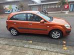Kia Rio 1.4 benzine bouwjaar 2007 km 180.000 euro 4, Auto's, Kia, Stof, Zwart, Overige kleuren, Bedrijf
