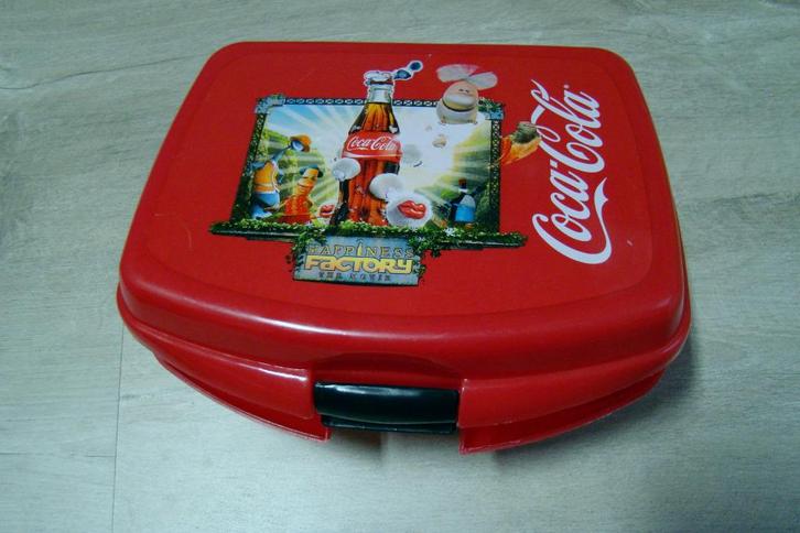 Coca-Cola brooddoos Happiness Factory The Movie 19x15cm x8cm, Verzamelen, Merken en Reclamevoorwerpen, Verpakking, Ophalen of Verzenden