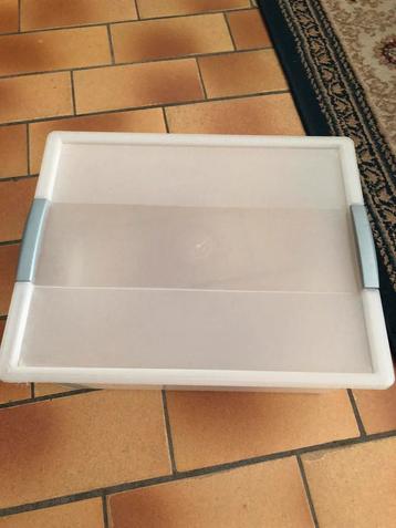 Plastiek doos beschikbaar voor biedingen