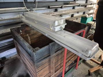 Neon plafondlamp  beschikbaar voor biedingen