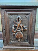 Zwarte woud gesneden kastje, Antiek en Kunst, Ophalen of Verzenden