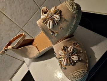 SANDALEN -versierd met stenen en schelpen beschikbaar voor biedingen