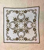 Tafelkleed jaren '70 geborduurd ecru groen goud 120/120, Enlèvement ou Envoi, Utilisé, Carré, Intérieur