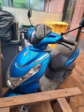 het is een a klasse  50cc het is een Peugeot kisbee  beschikbaar voor biedingen