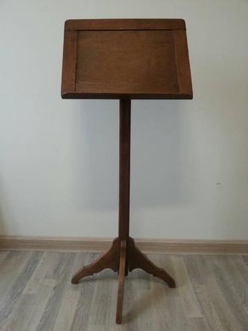 Antieke brocante houten muziekstandaard beschikbaar voor biedingen