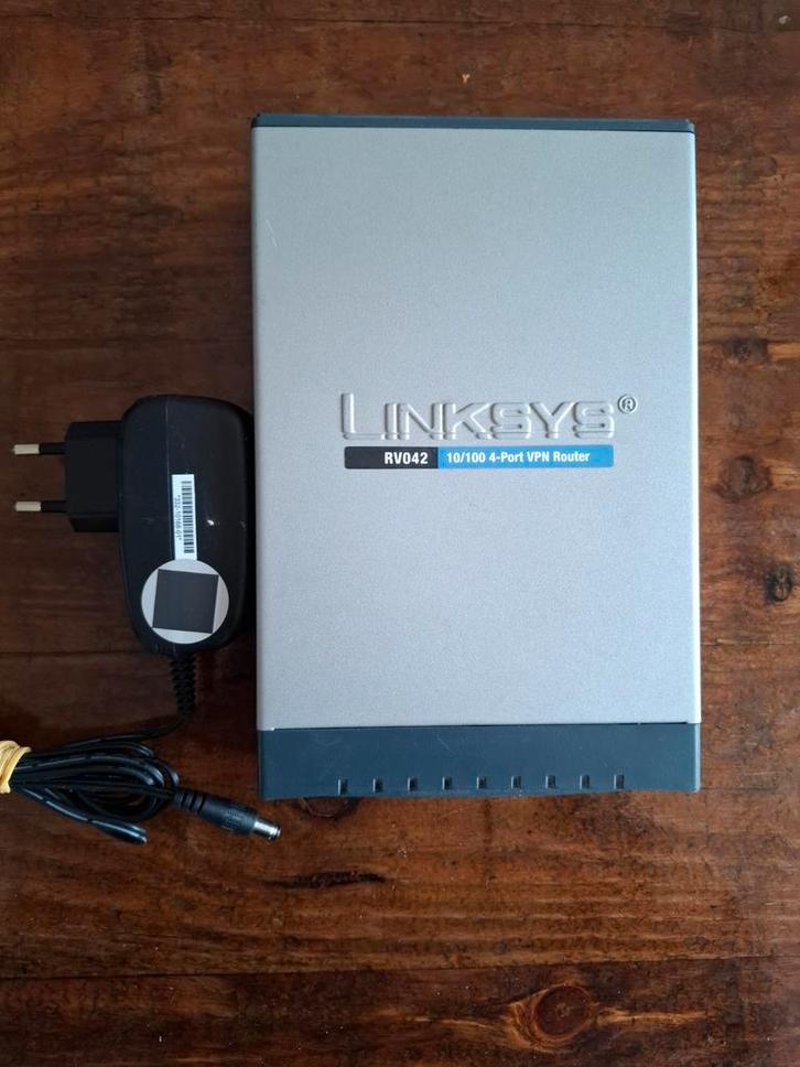 Le routeur Cisco RV042 intègre également un commutateur, Informatique & Logiciels, Routeurs & Modems, Comme neuf, Routeur, Enlèvement ou Envoi