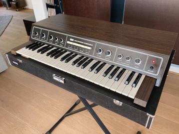 KORG PE-2000 disponible aux enchères