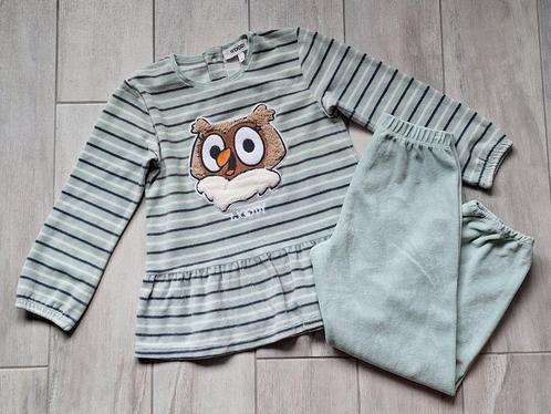 ✿ M116 - Woody pyjama in velours thema Uil, Kinderen en Baby's, Kinderkleding | Maat 116, Zo goed als nieuw, Meisje, Nacht- of Onderkleding