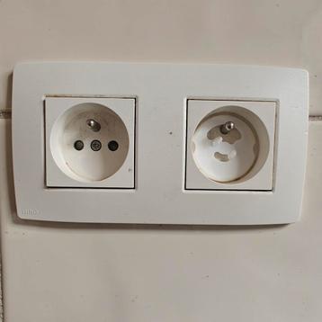 Obturateur de prise blanc beschikbaar voor biedingen
