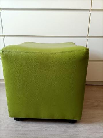 TE KOOP: vierkante poef op wieltjes beschikbaar voor biedingen