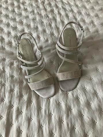 Goed zittende schoenen, goudkleurig beschikbaar voor biedingen