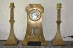 ART NOUVEAU-KLOK MET SCHOORSTEENVERSIERING MESSING EN GLAS, Antiek en Kunst, Ophalen of Verzenden