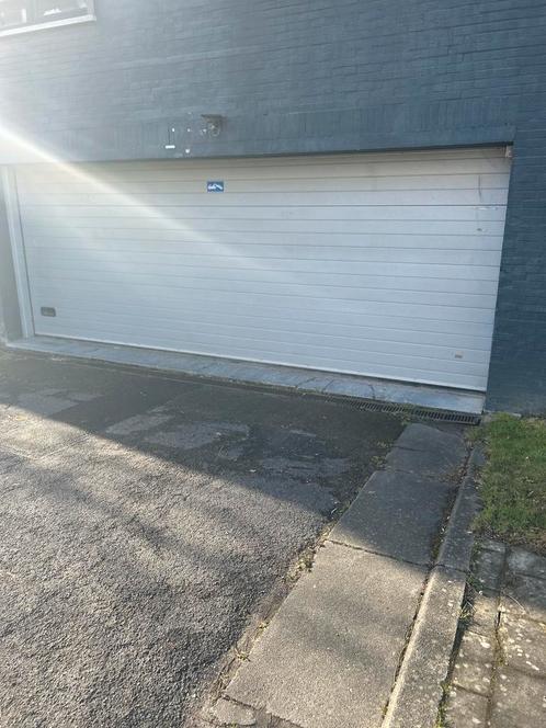 Grand garage box fermé à Mons, Immo, Garages en Parkeerplaatsen