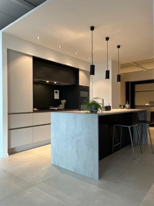 Keuken 60% korting (toonzaalmodel), Huis en Inrichting, Keuken | Complete keukens, Nieuw, Overige typen, Grijs, Greeploos, Ophalen