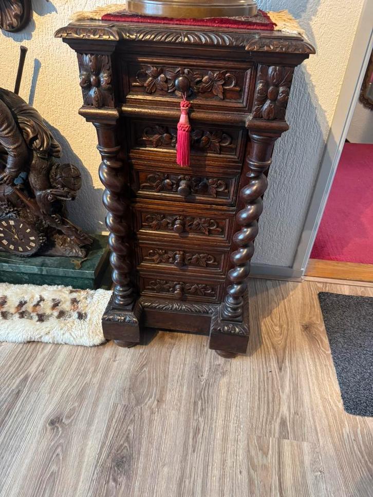 te koop gevraagd   nachtkastje ! Wil goed betalen !, Huis en Inrichting, Woonaccessoires | Zuilen en Pilaren, Gebruikt, Ophalen