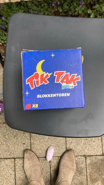 Tik tak blokkentoren beschikbaar voor biedingen