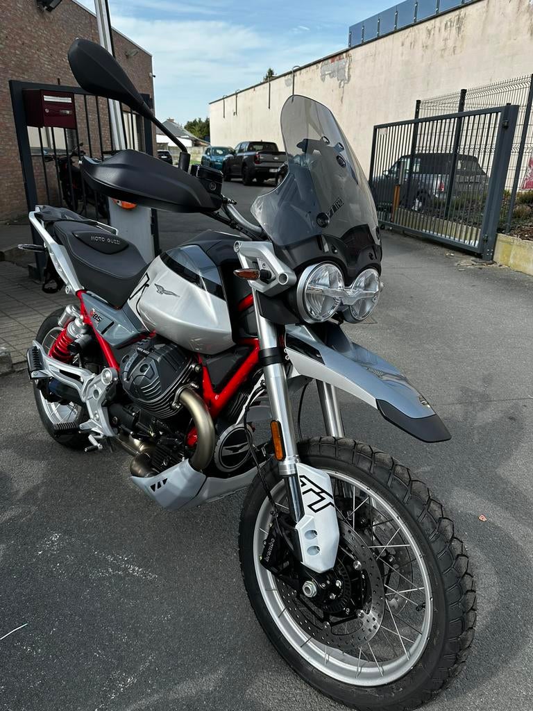 Moto Guzzi V85 TT, Motos, Entreprise