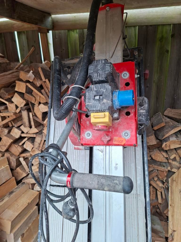 Rubi tegelsnijder, Ophalen