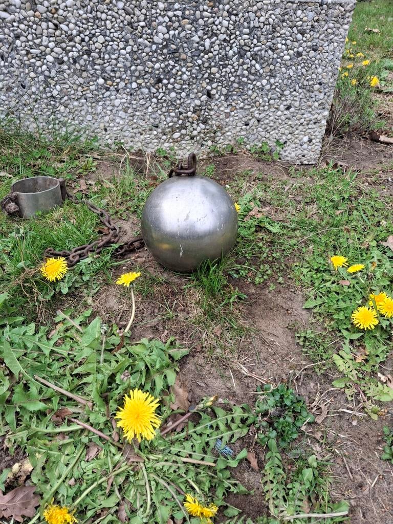 Ijzeren Gevangenis bol replica, Ophalen