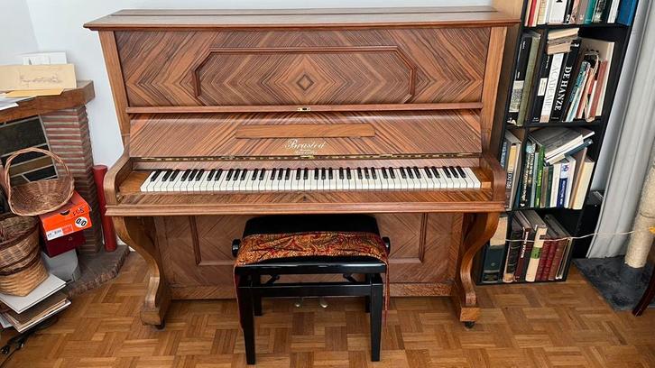 Piano droit Brasted + tabouret de piano, Musique & Instruments, Pianos, Comme neuf, Piano, Brun, Enlèvement