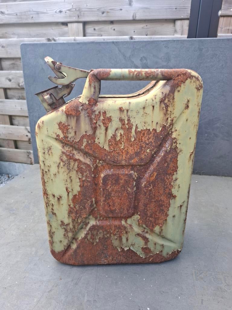 Jerrycan uit leger, Ophalen