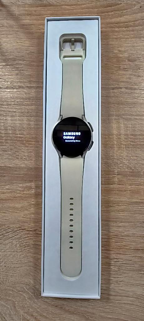 Samsung Galaxy Watch6 + collection of straps, Bijoux, Sacs & Beauté, Montres connectées, Comme neuf, Android, Argent, Distance
